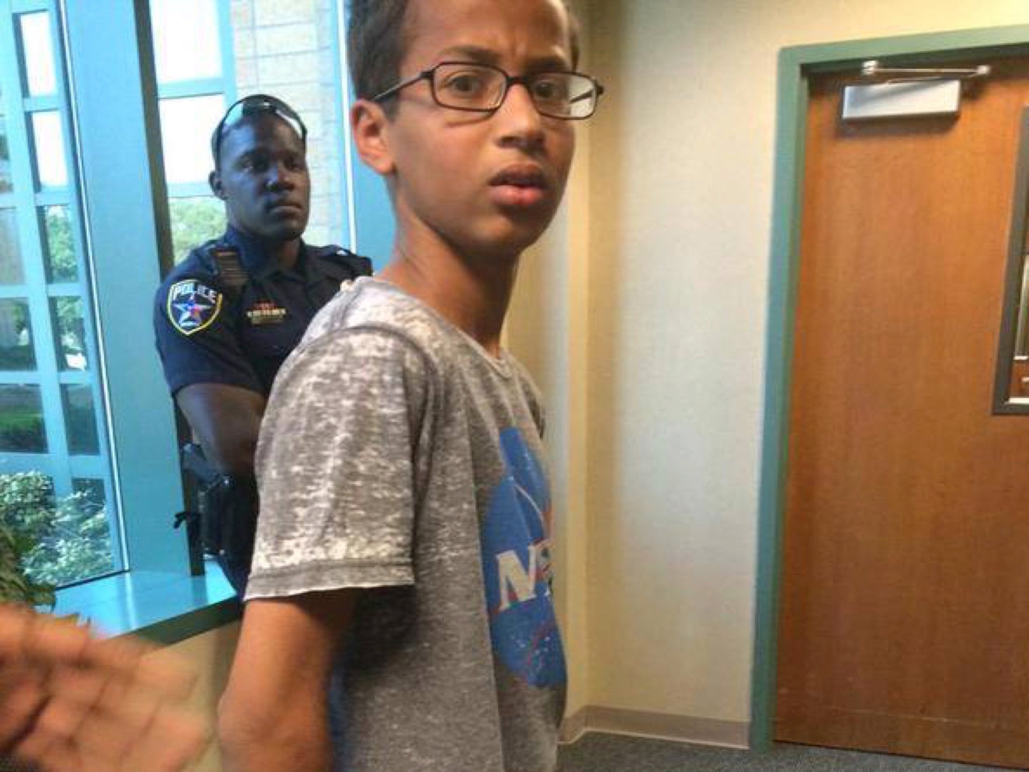 You are currently viewing Ahmed, a teenager arrested for making a watch while leaving school in Texas
