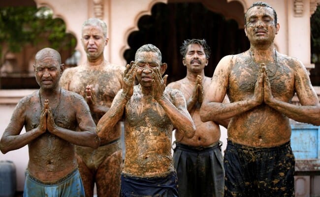 You are currently viewing Bathing in cow dung and cow urine to survive corona, doctors in panic – Kolkata24x7