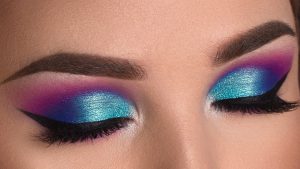 Read more about the article Colorful Eye Makeup on Contact Lenses – Fulcrumy Health Tip