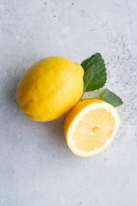 Read more about the article Every day a whole lemon to subdue Corona!  Learn when and how to eat