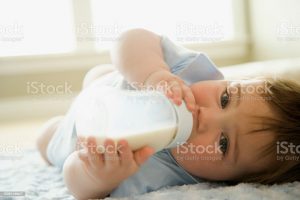 Read more about the article Feed the baby bottle milk?  Be careful!  There may be various problems