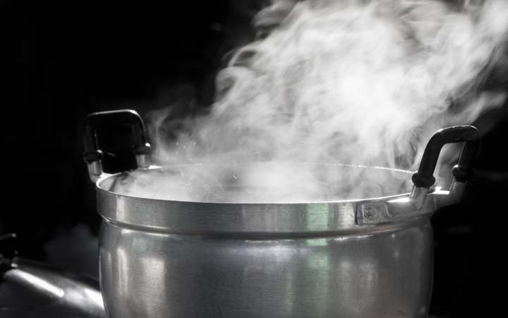 You are currently viewing Is steaming hot water a relief from infection?  What do the experts say?  Learn.